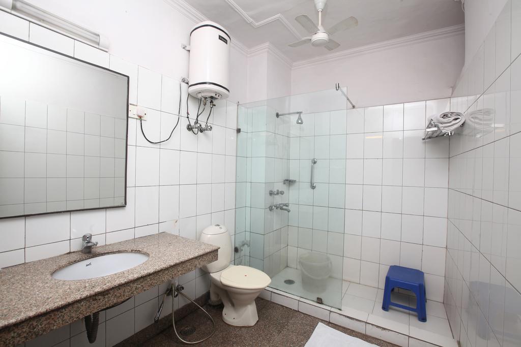 Hotel Oyo 358 Sarojini Nagar Nueva Delhi Habitación foto